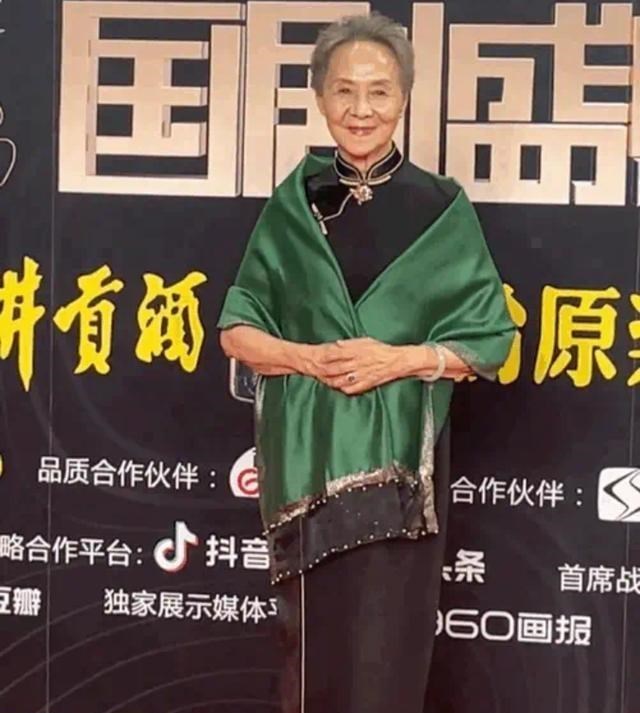 杨幂|真的太佩服这位奶奶了，83岁依然保持着优雅