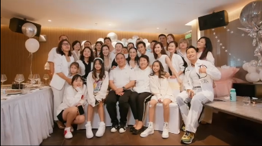 钟丽缇|51岁钟丽缇晒庆生照，和张伦硕贴脸合影秀恩爱，结婚五年仍未孕