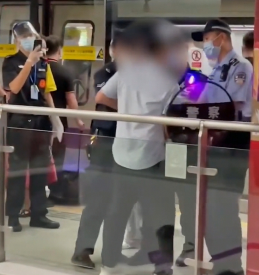  地铁上女子突然大叫求助，男子辩解：不就是摸了你一下至于吗？