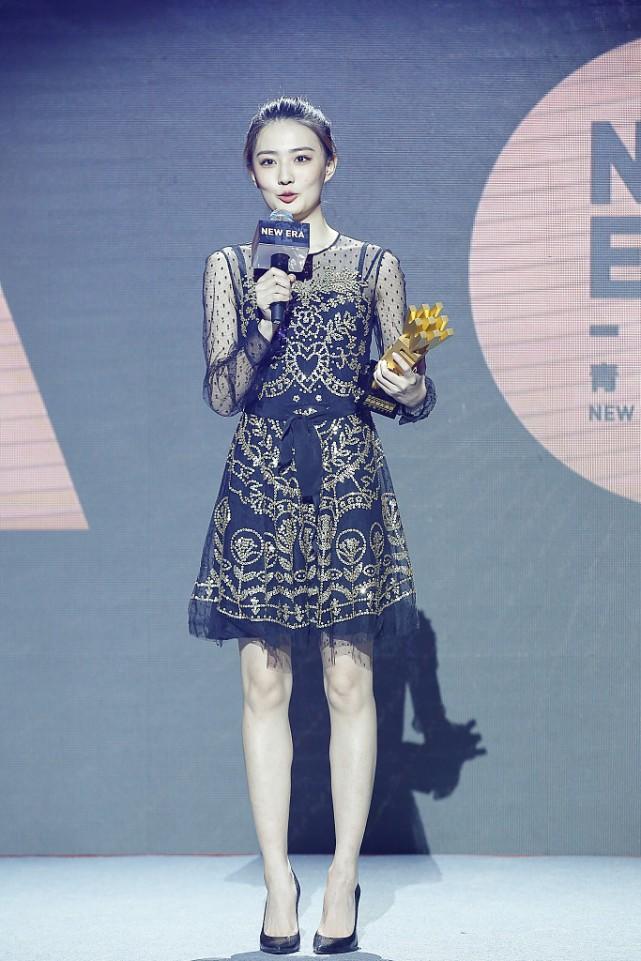 何有强|徐璐终于舍得“秀身材”，穿黑色亮片连衣裙成熟优雅，高挑有型