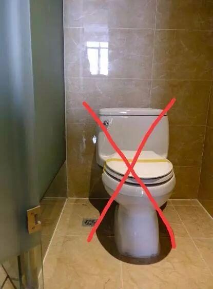 卫生间还在装老式马桶吗，现在流行这样装了，省钱实用还省地