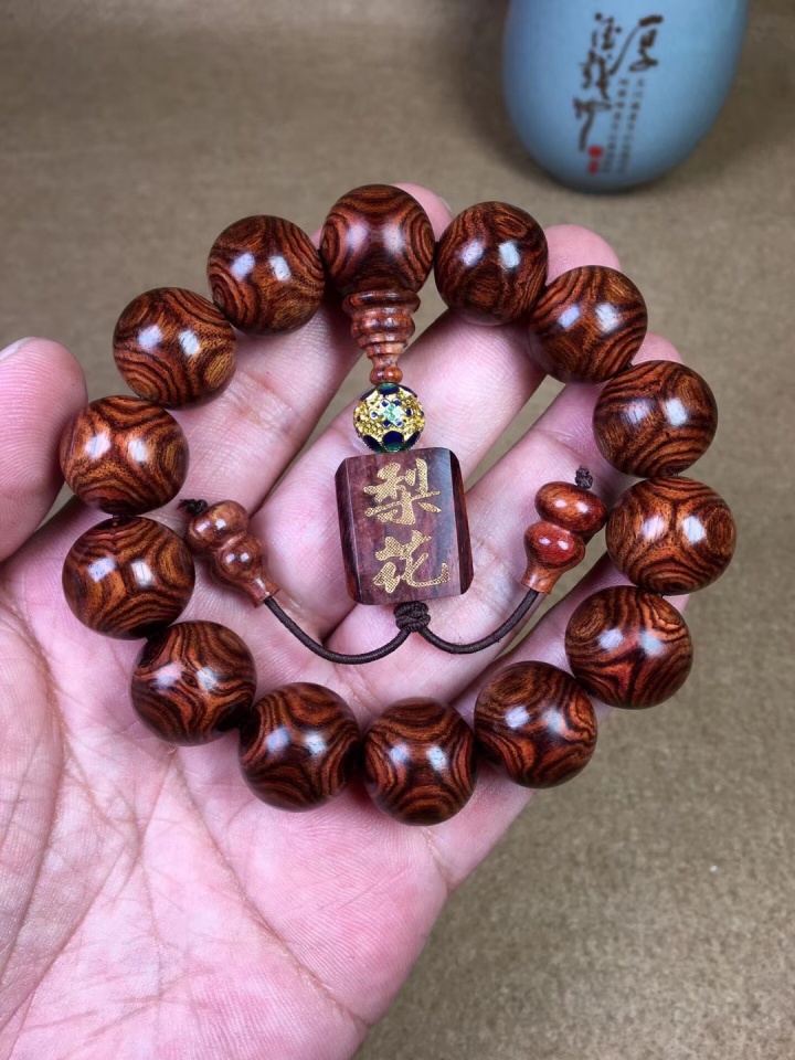 海南黄花梨|文玩新手请注意，又一假冒海黄的木头出现了，叫贵州黄花梨