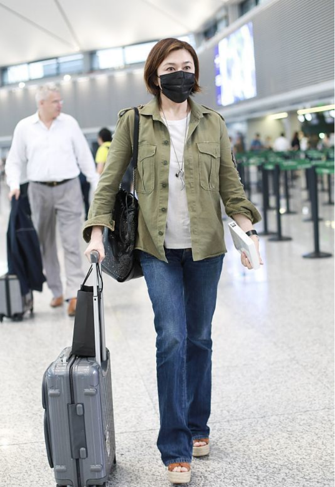 外套|关之琳岁数大了还在扮嫩,工装外套配牛仔裤,挑染短发真显年轻