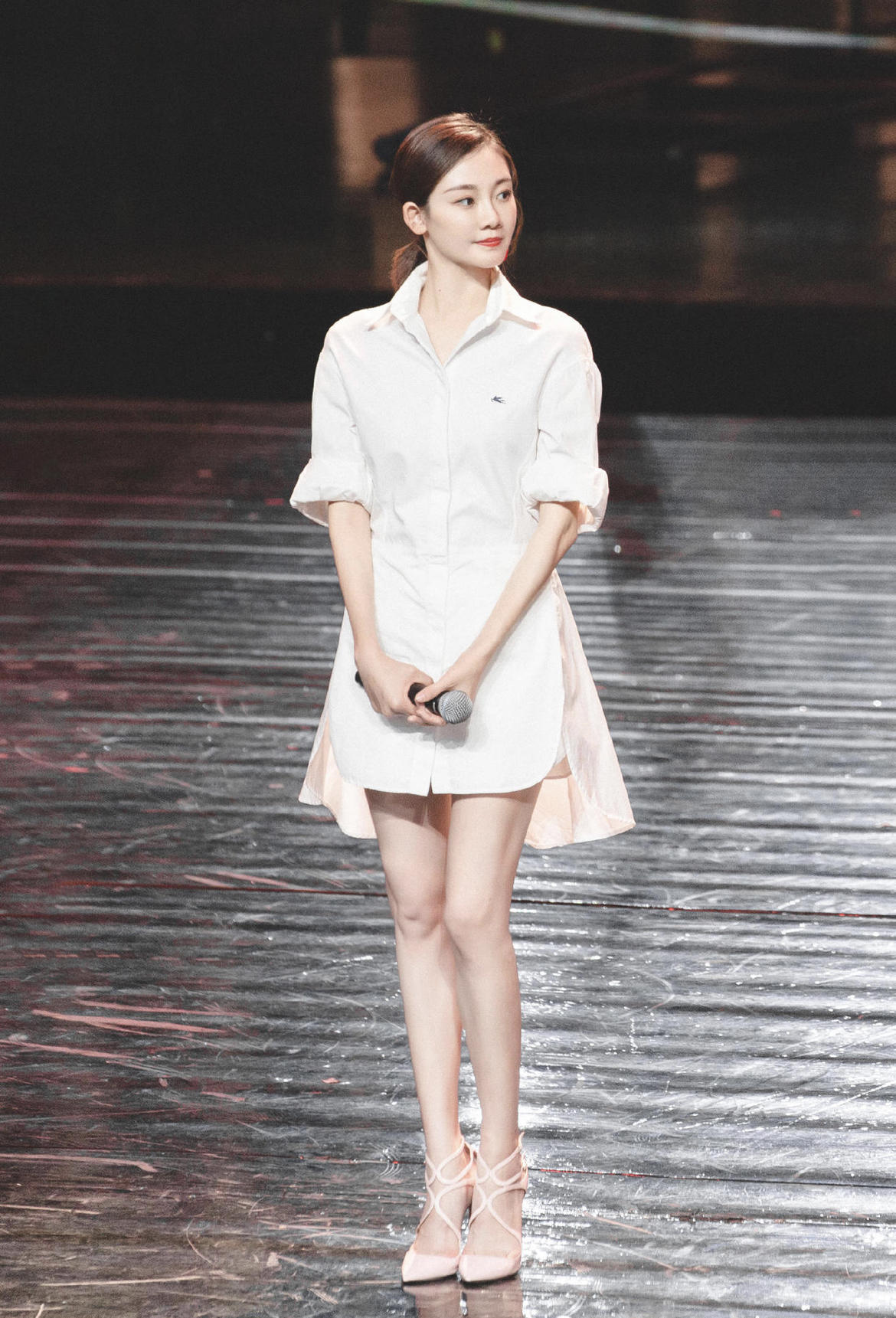 何有强|又被苗苗给惊艳到了，黑白拼色礼服端庄稳重，秀出婀娜身段惹人羡