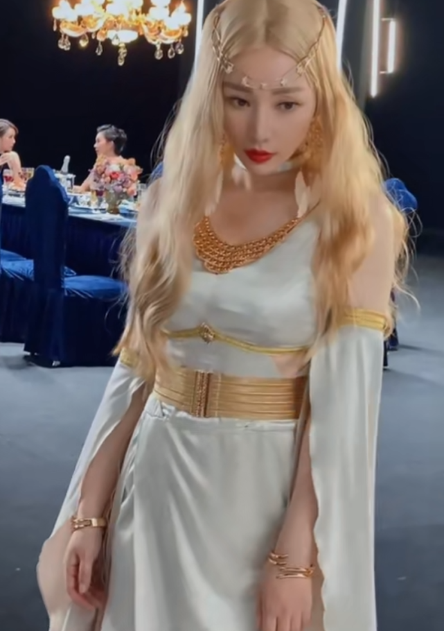 柳岩|40岁柳岩晒出最新剧照,和刘亦菲合影的她依然漂亮,新代言某大牌内衣性感照旧