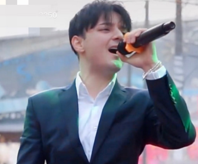 阿尔法|童星阿尔法商演捞金,22岁颜值重回巅峰,满头黑发被质疑戴假发