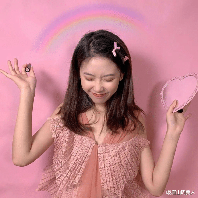 穿衣搭配|?“纯欲”长相的女生，往往有以下3个标签化特征，很容易区分