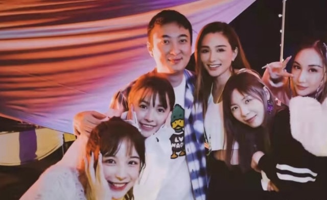 王思聪|王思聪庆祝34岁生日,周围依旧美女成群