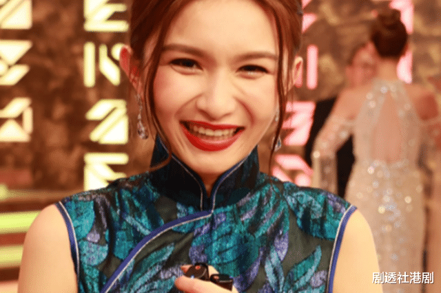 关枫馨|状态大勇！关礼杰爱女签约TVB后现身首个活动，深V短裙大秀身材