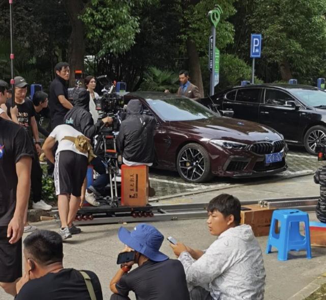 江疏影|江疏影拍《欢乐颂2》被偶遇，怒指呵斥路人不准拍，网友：好凶！