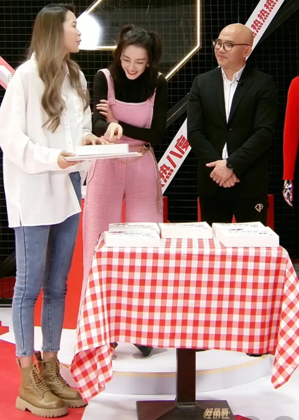 迪丽热巴|热巴做客直播间，网友：脸像陈小纭和热巴混合体，终于脱离纯天然