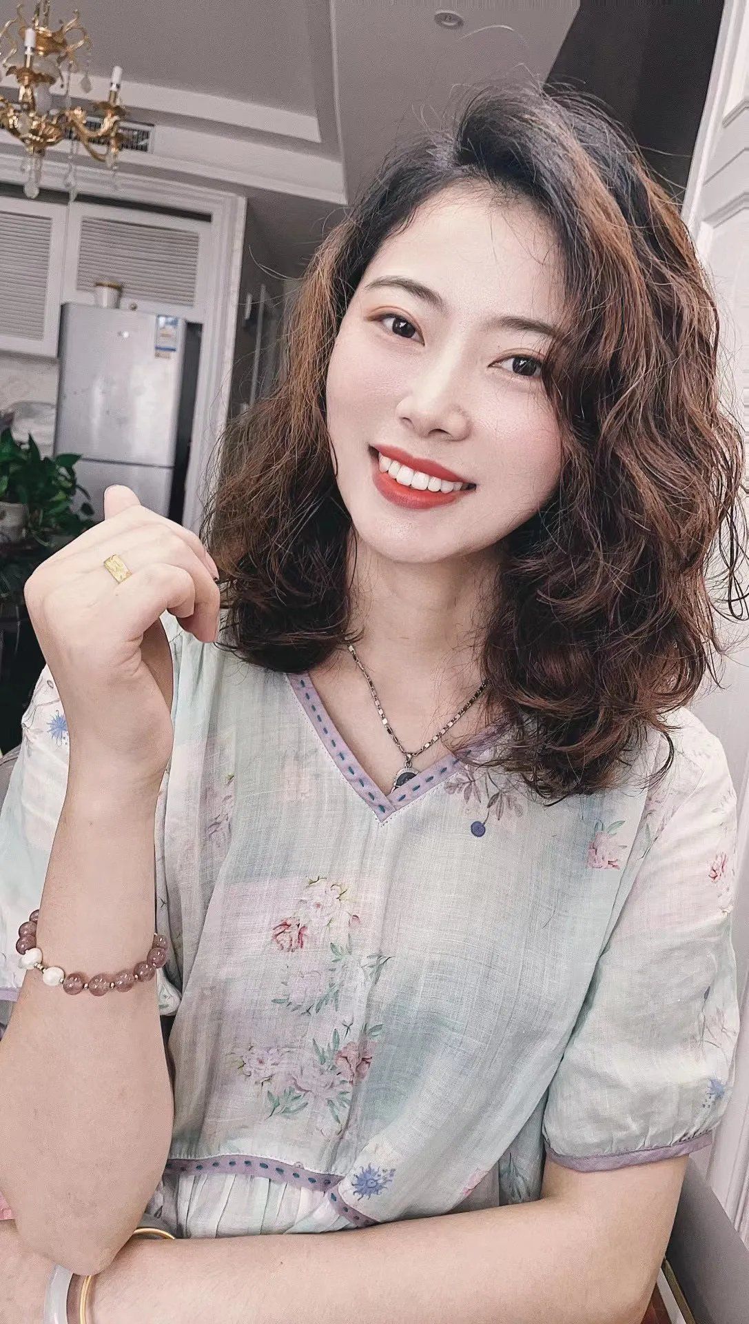 发型 女人一过35岁，发型就选烫卷卷，洋气时尚很美满