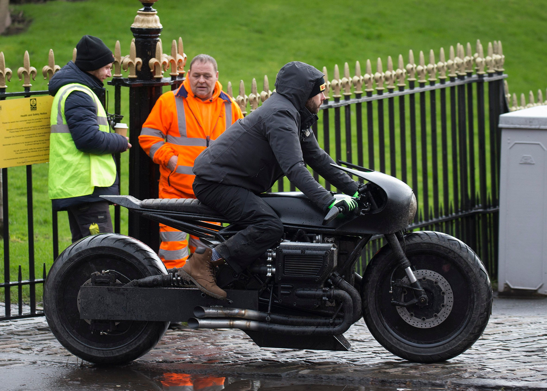 闪电侠|第二位蝙蝠侠登场，还有最新的蝙蝠摩托，《闪电侠》曝光新片场照