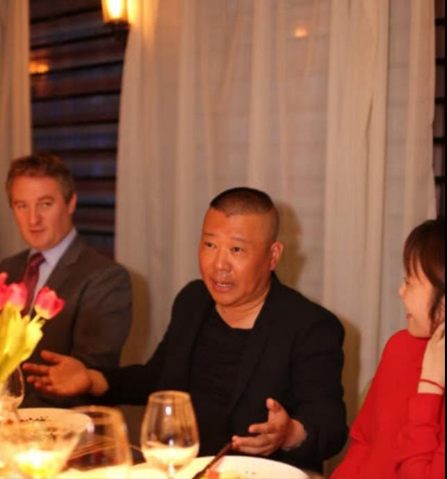 郭德纲|郭德纲深夜酒楼聚会疑似喝多，离开时被搀扶出门，曾坦言不善应酬