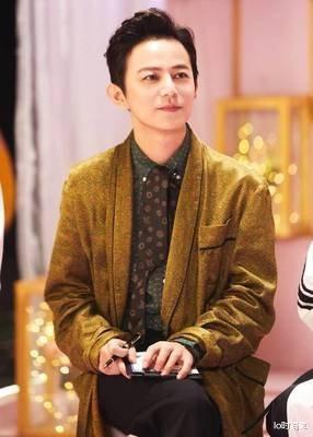 |何炅和后辈同框却不违和,“衬衫造型”更显年轻,看着好像同龄人