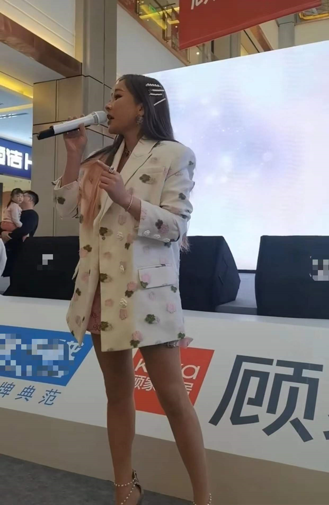 温岚|42岁电臀天后内地商演，面部僵硬认不出，与观众互动尴尬无人回应