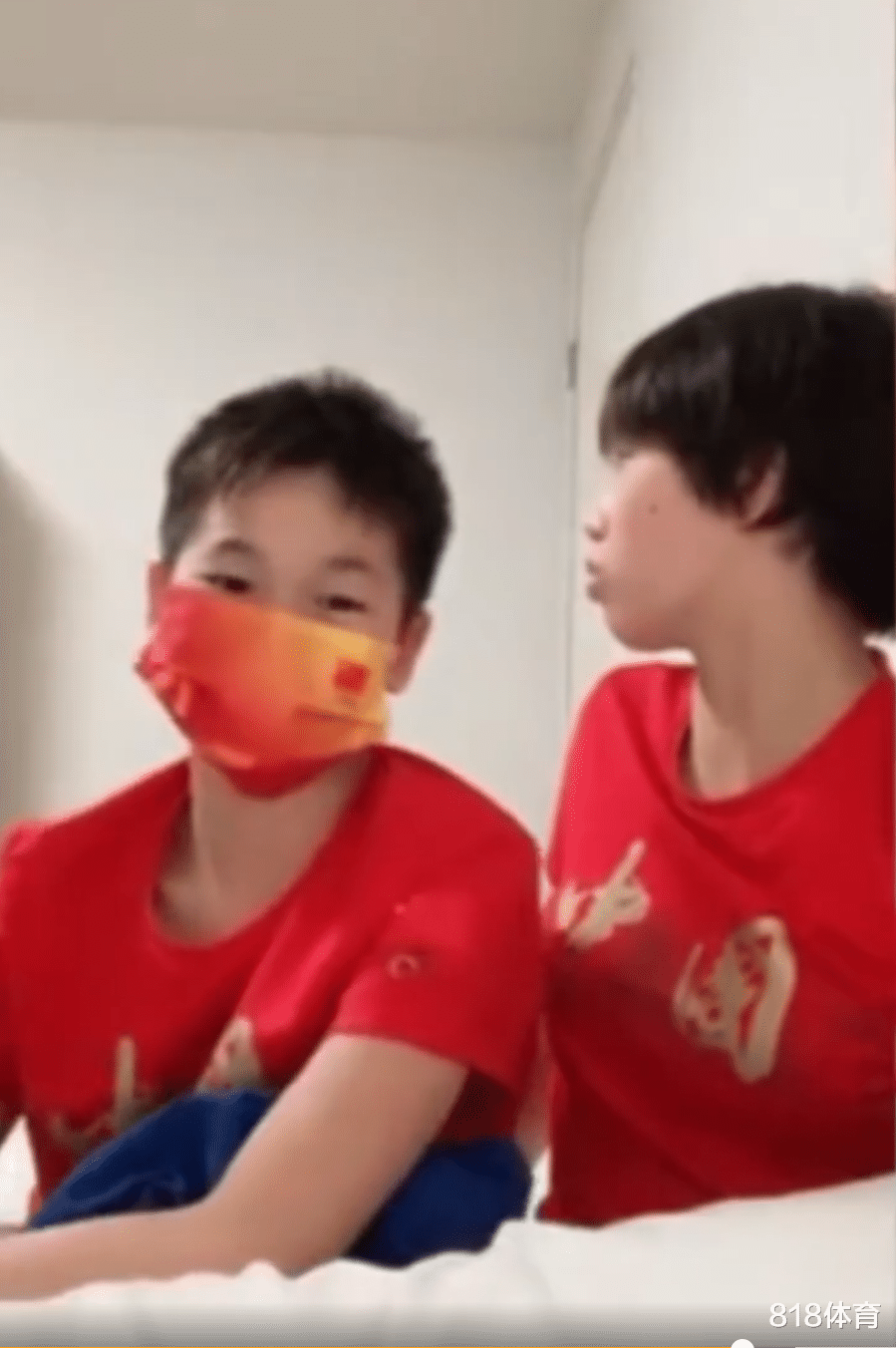 反派|大姐大! 全红婵陈芋汐直播到一半, 张家齐突然冲进房间: 快戴上口罩