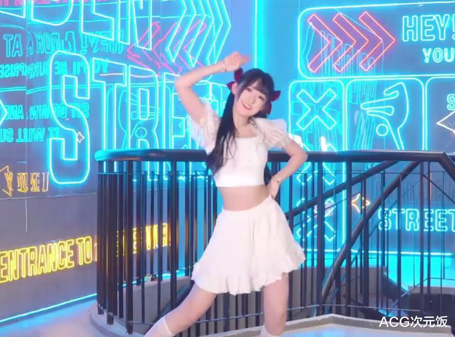 bilibili|B站舞蹈区UP主为破百万粉丝，白裙白袜好可爱，评论区好多熟人