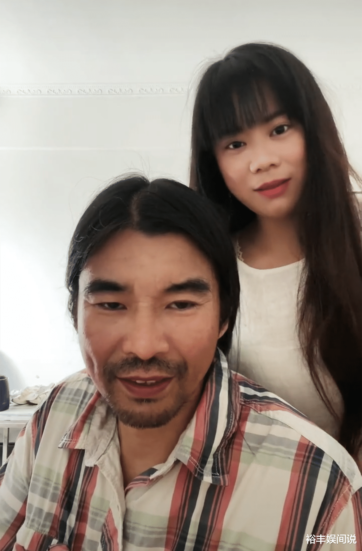 面筋哥|47岁面筋哥与女友秀恩爱，对方颜值颇高似两代人，甜蜜称其为老婆