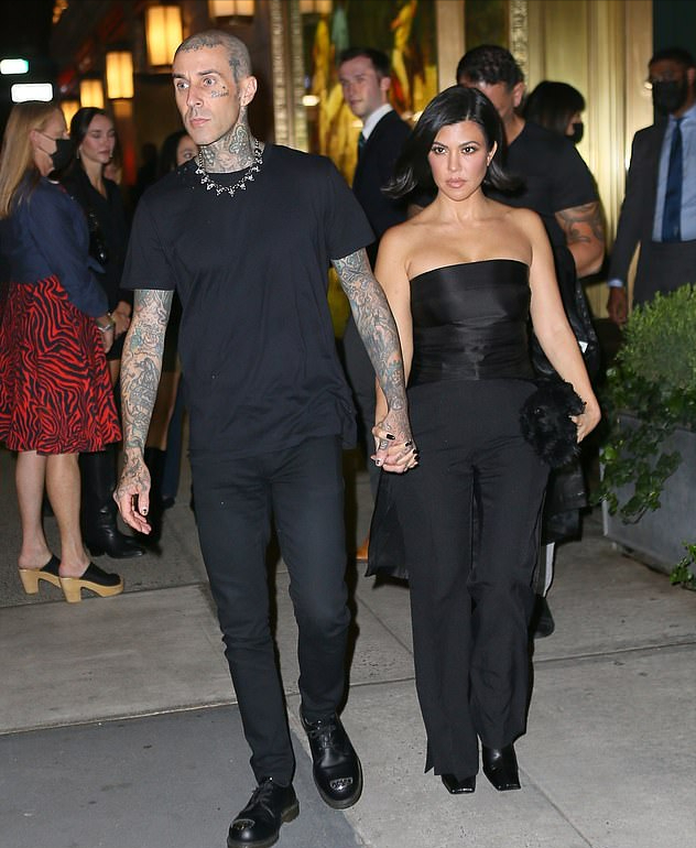 全球时尚风行 金大姐和男友又穿情侣装亮相啦！她穿抹胸衣好性感，男友走朋克风