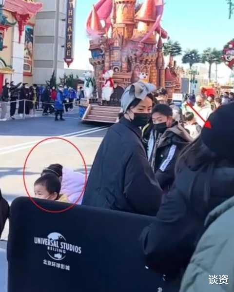 宋祖儿|黄磊一家五口出游被拍，三胎小儿子罕见现身，15岁多多身高瞩目