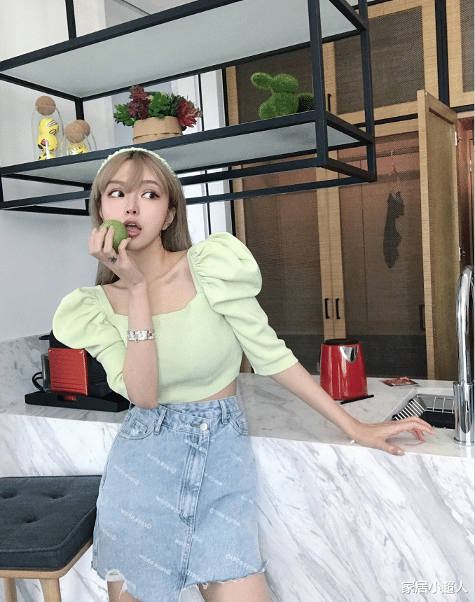 张子枫|周扬青在自家录节目，从大门就能看出，绝对是“大户人家”！