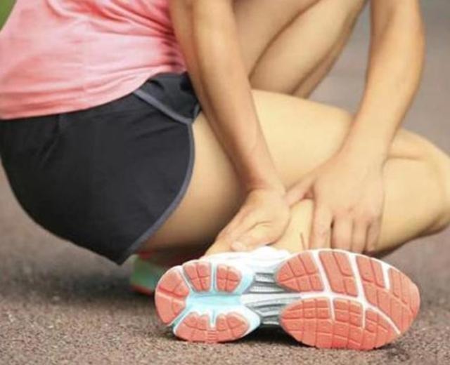 经络|不小心脚崴了，怎么办？立马喝月季疗伤茶，活血止痛又通经络