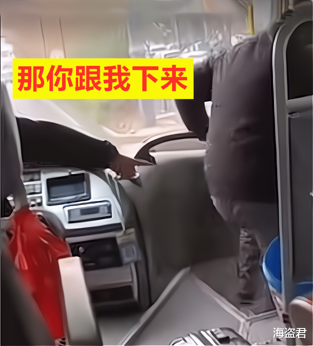 老人要公交司机下车决斗,谁知司机不讲武德,激他下车后直接开走