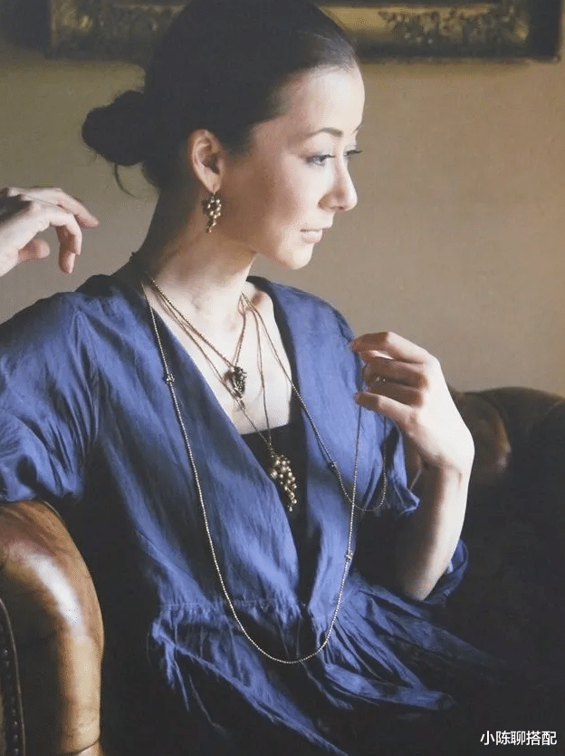 小陈聊搭配|50+女性别再乱穿了！学日本主妇的“禅意穿搭”，优雅又韵味十足