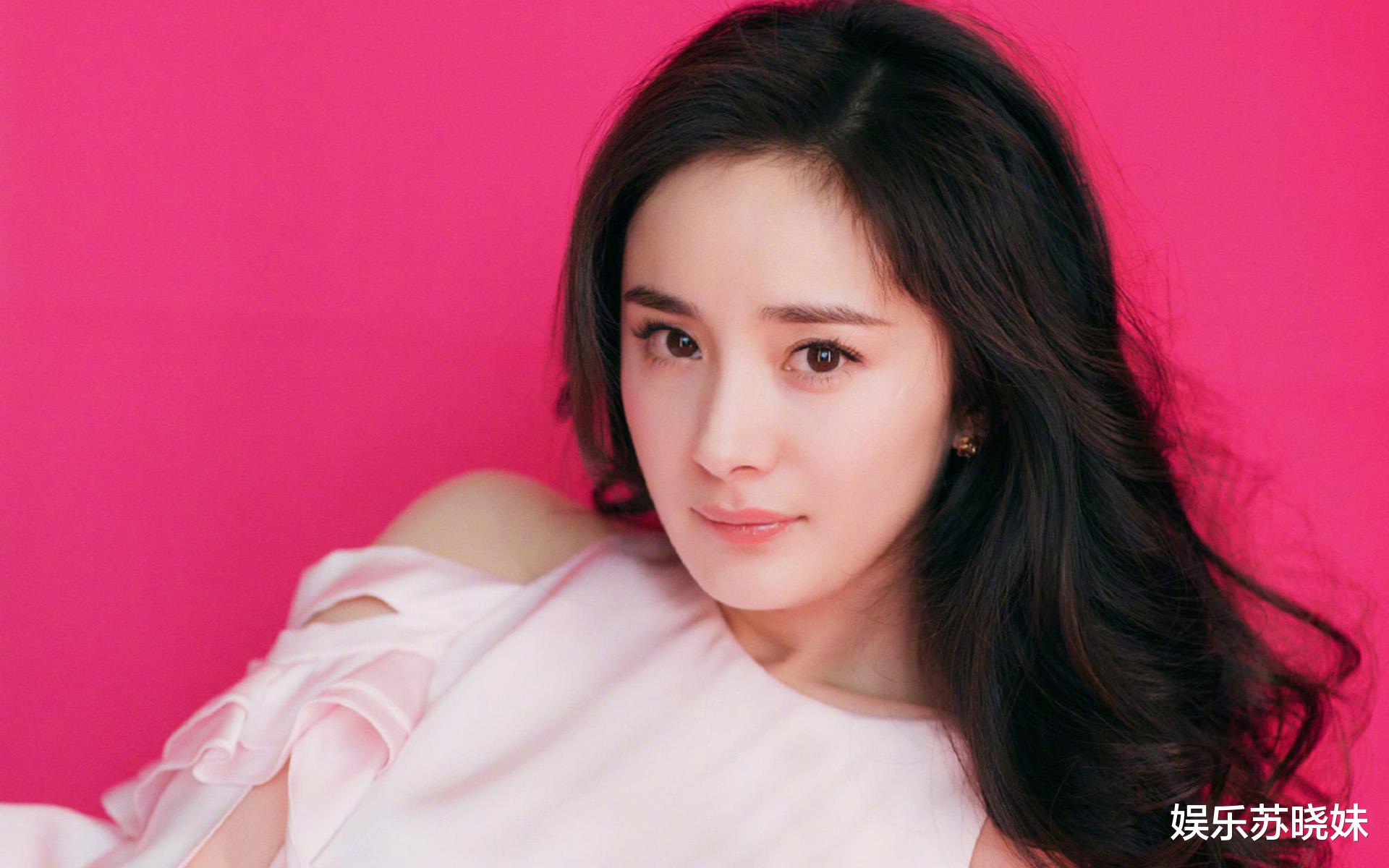 杨幂|身为工作狂的杨幂,其实十分宠爱女儿,工作人员爆出母女的感情