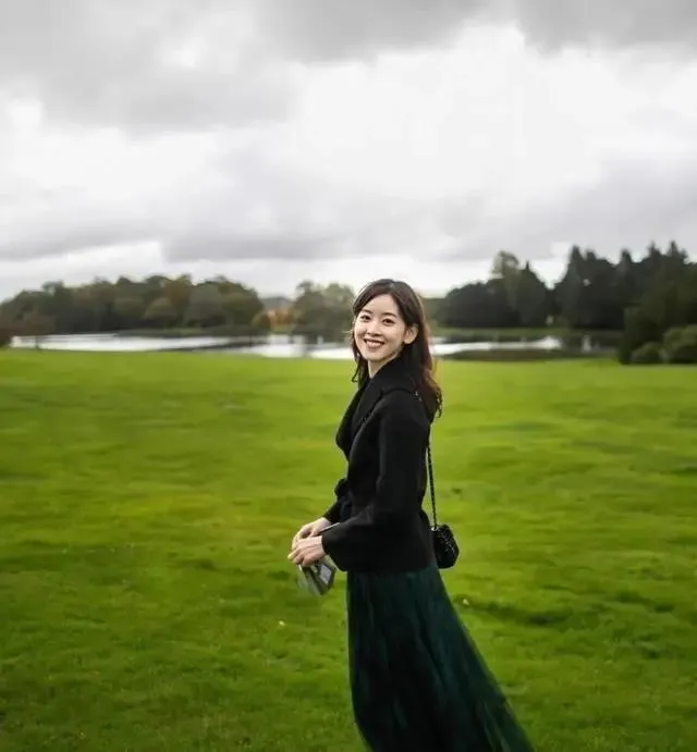 迪丽热巴|带5岁女儿爬山的章泽天,刚以1880亿身价成为最富90后