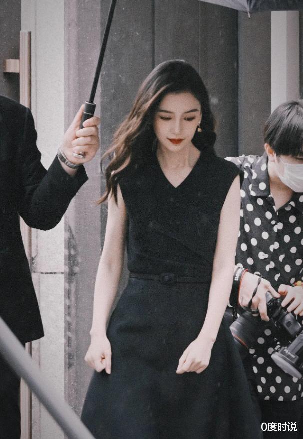 0度时说|32岁杨颖生图太抗打，一身黑裙不惧路人镜头，颜值回归嫩模时期