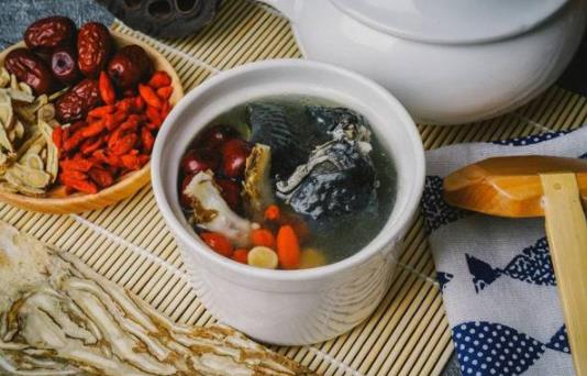 黄芪|当归黄芪党参炖鸡汤会上火吗 当归黄芪党参炖鸡汤男人可以喝吗