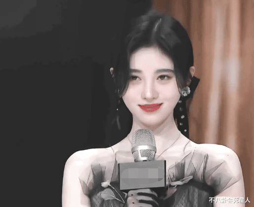 鞠婧祎|鞠婧祎肩宽被质疑？网友凭淤青鉴打针，这些年她是怎么逆天改命的