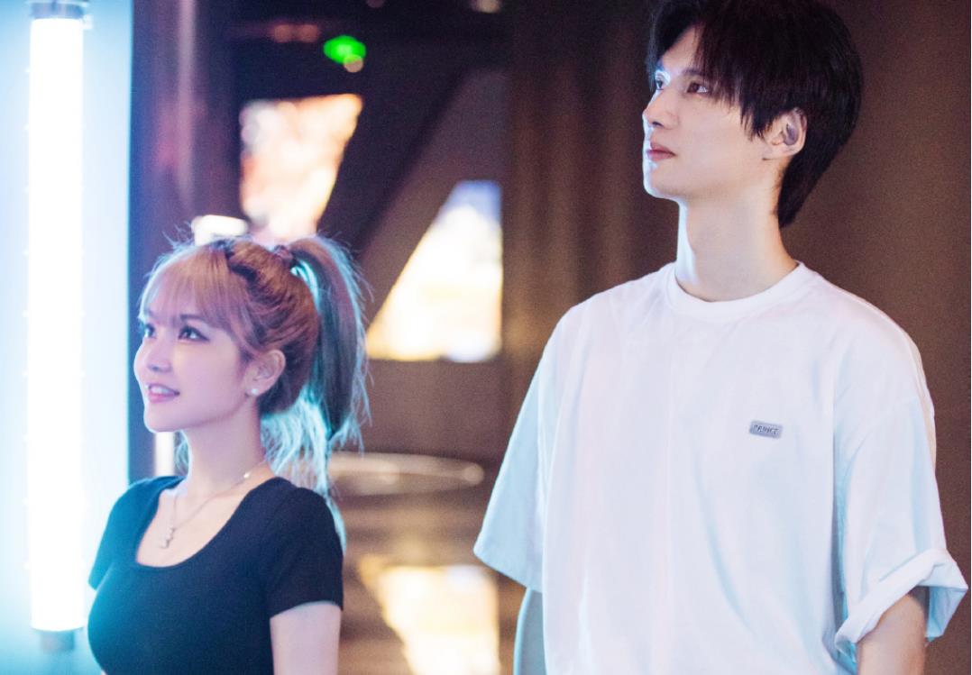 周扬青|周扬青看到虫子，立马丢掉手机往陈瑞丰怀里躲，男生的行为好避嫌