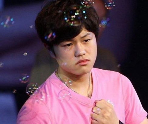 梦鸽|披LV红色围巾戴佛珠显平和，似不再为儿焦虑 李双江妻子梦鸽回乡探亲