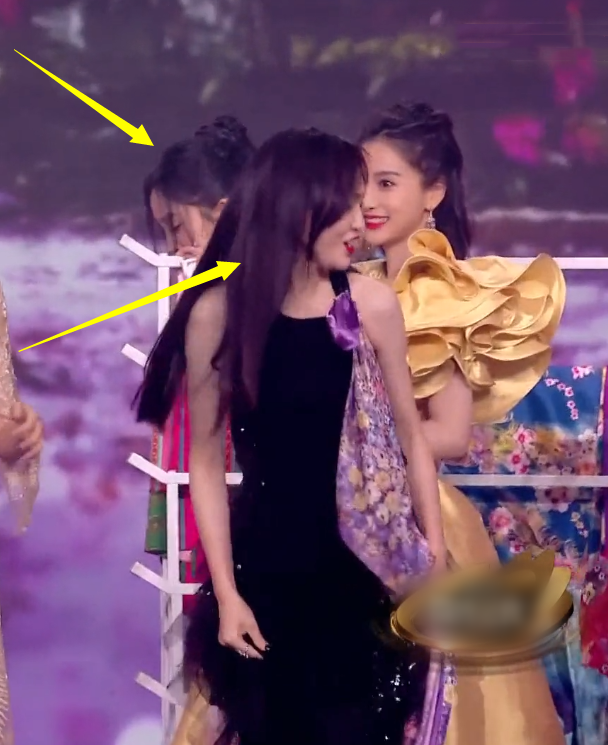 杨幂|唐嫣台上走秀，其他人都礼貌观看，谁注意一旁杨幂眼神？装都懒得装了！