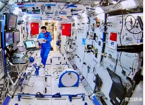 宇航员 3位宇航员顺利落地后，都被人抬着放轮椅上，这到底是为啥？