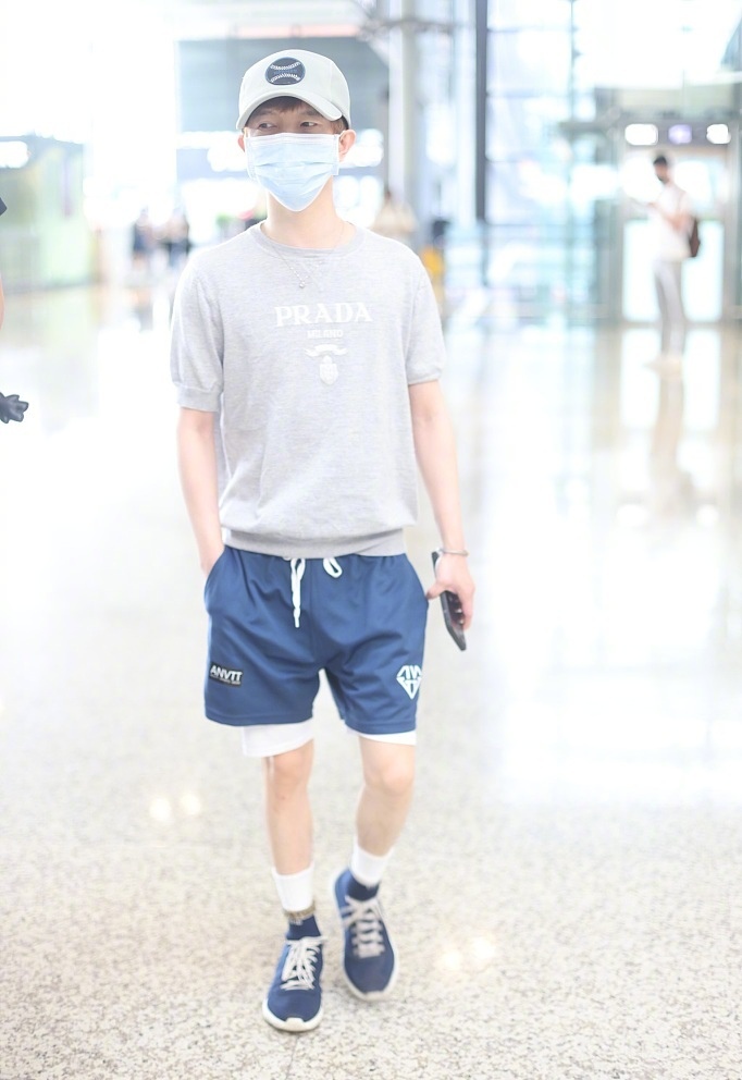 一街拍|郭敬明罕见现身，全程手揣兜装酷，与助理同框像小矮人