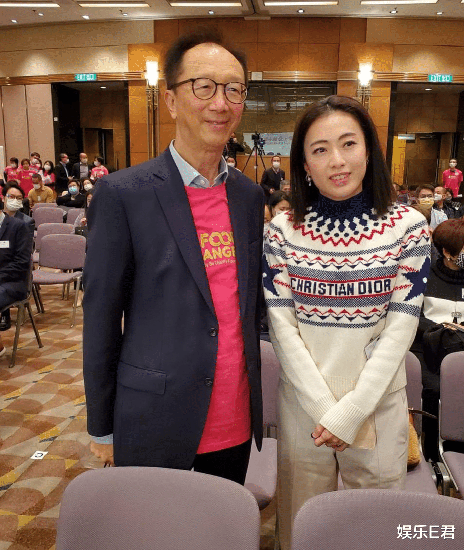 甘比|甘比与李嘉欣同场出席活动，一个大方接受访问，另一个却躲着记者