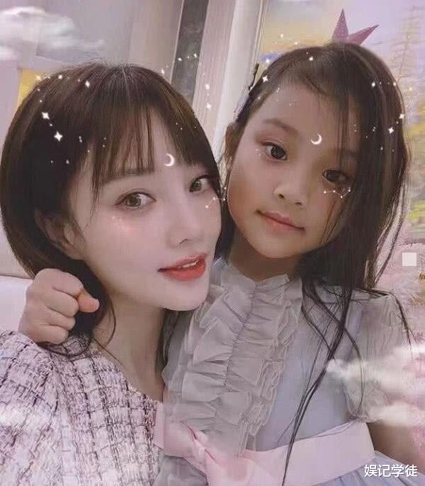 贾云馨|9岁甜馨参加演出，穿红色西装礼服显帅气，侧颜照与妈妈越来越像