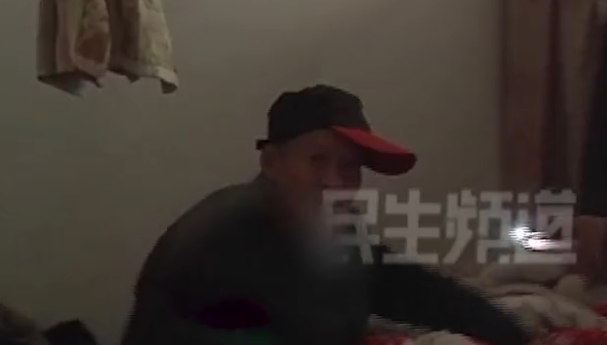 十一Video 河南一老汉“偏爱”漂亮姑娘，小区里动手动脚，业主：猥亵小女孩