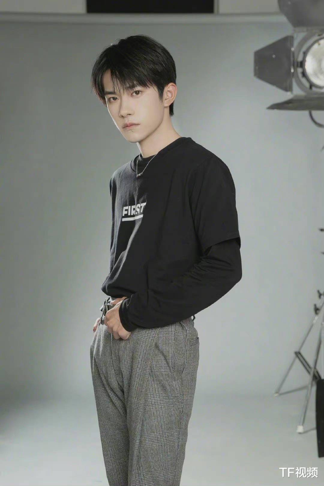 易烊千玺|易烊千玺现身都匀，一身黑造型打扮低调，拍摄现场挤满围观群众