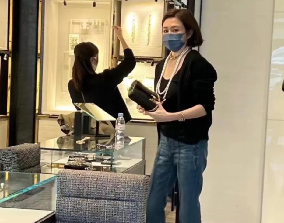 关之琳|59岁关之琳买奢侈品被拍，身材纤瘦四肢苗条，脖子上戴一串大珍珠