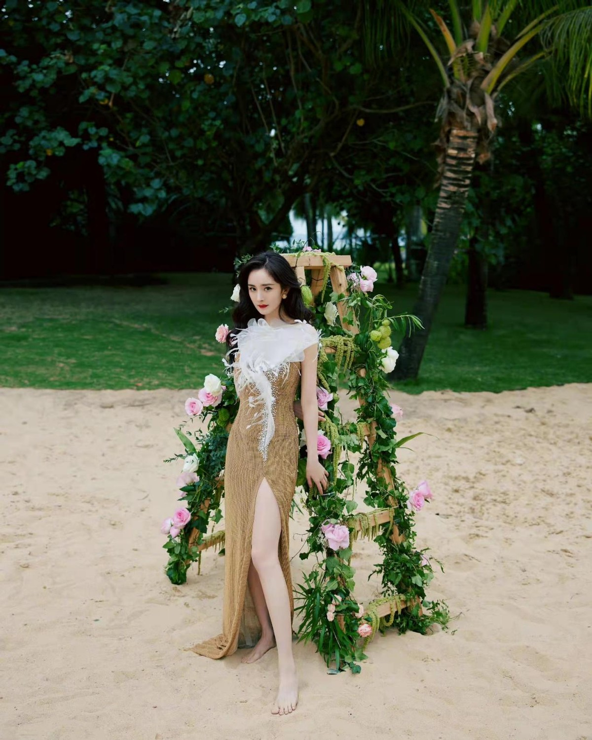 杨幂|杨幂新大片预告吊足胃口！穿亮片虎纹裙造型封神，美背不输刘诗诗