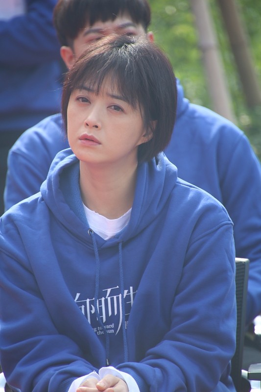 卫衣 蒋欣真不像是年近40的人,蓝色卫衣配短发好显嫩,少女感明显