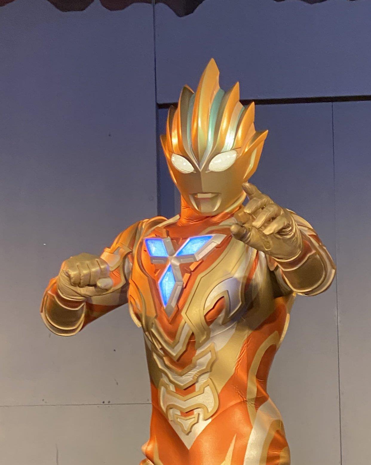 失控的想你|特利迦奥特曼官方舞台剧皮套赏析 橙红色镀金皮套 打光后金光闪闪