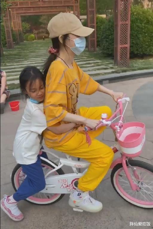 李小璐|李小璐带甜馨骑车，深夜买醉被两男子亲密搀扶着?