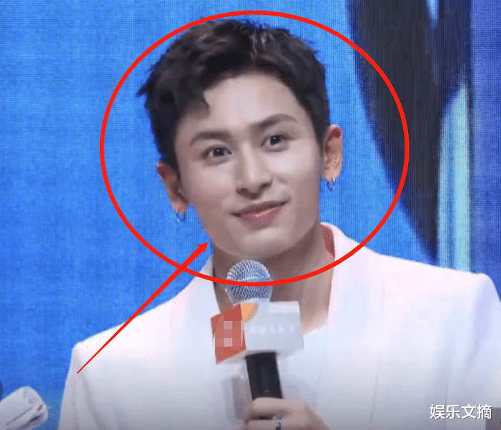 张哲瀚|张哲瀚戴耳钉直播超酷，看清无美颜下的脸蛋，终于相信他30岁了