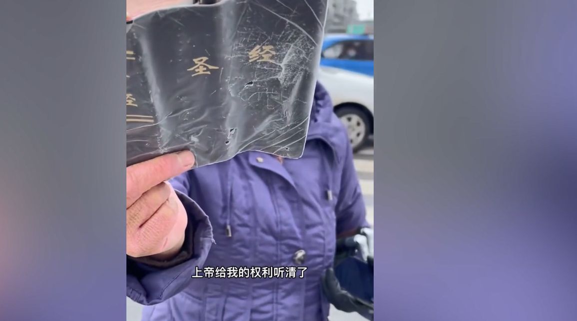 刮花别人车子,女子出声阻止反遭大妈怒怼:这是上帝给我的权利